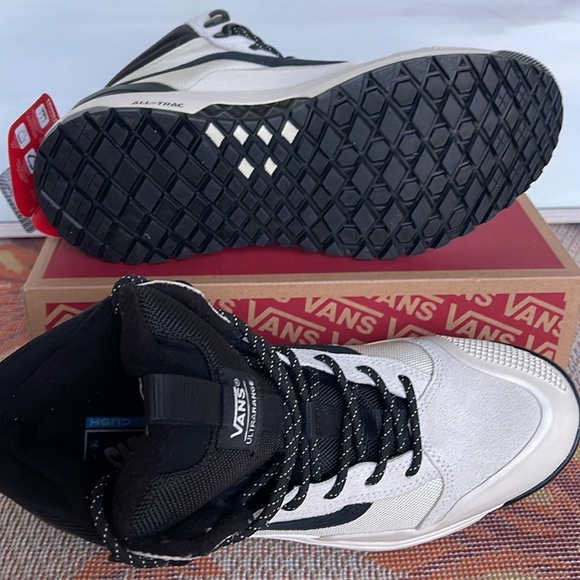 Vans Men’s Ultrarange Exo Hi Mte2 Marshmallow/Black
VN0A4BVSKIG
Sneakers Boots - Picture 14 of 16